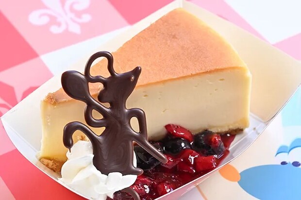 チーズケーキ、ミックスベリーソース（撮影：grapeフード編集部）