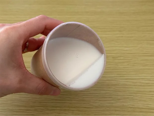 『プリングルズ』の蓋をはめて、牛乳が入った紙コップを倒した画像（撮影：grapeライフハック編集部）