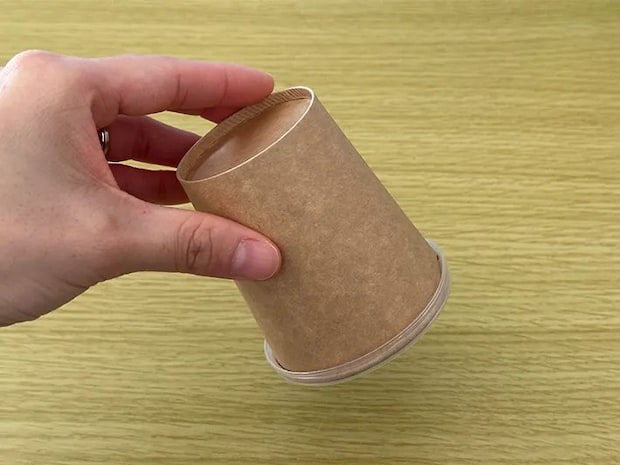『プリングルズ』の蓋が紙コップにぴったりとはまった画像（撮影：grapeライフハック編集部）