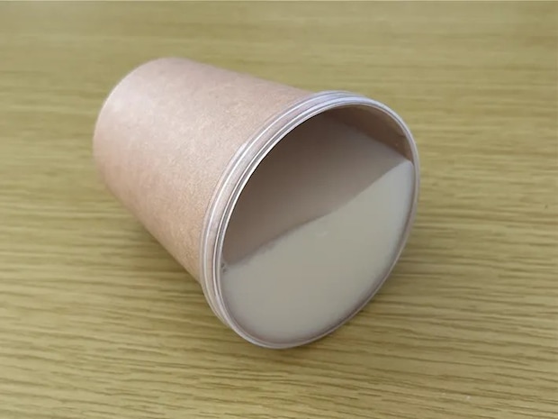 『プリングルズ』の蓋をはめて、牛乳が入った紙コップを倒した画像（撮影：grapeライフハック編集部）