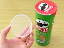 『プリングルズ』の蓋は捨てないで！　紙コップと組み合わせる活用法に「めちゃ便利」