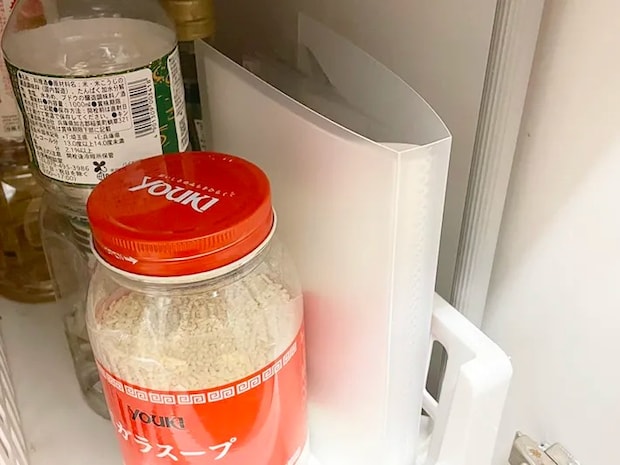 袋入り調味料を入れたファイルを収納する写真（撮影：grapeライフハック編集部）