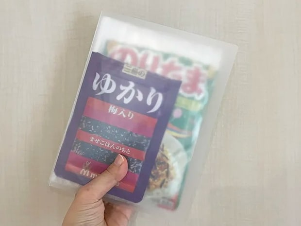 袋入り調味料を入れたファイルを持った写真（撮影：grapeライフハック編集部）