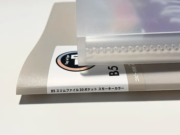 クリアポケットファイルの背を比べた写真（撮影：grapeライフハック編集部）