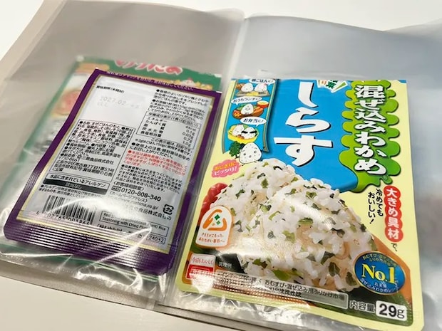 袋入り調味料をクリアポケットに入れた写真（撮影：grapeライフハック編集部）