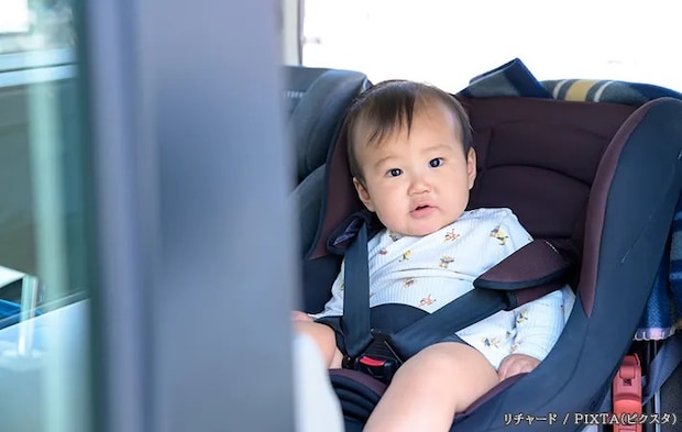 チャイルドシートと子供の写真