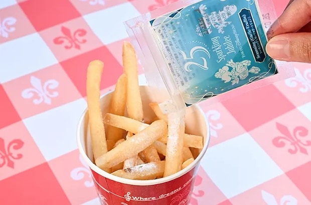 シーズニング（ガーリック・トリュフ）をポテトにかける写真（撮影：grapeフード編集部）