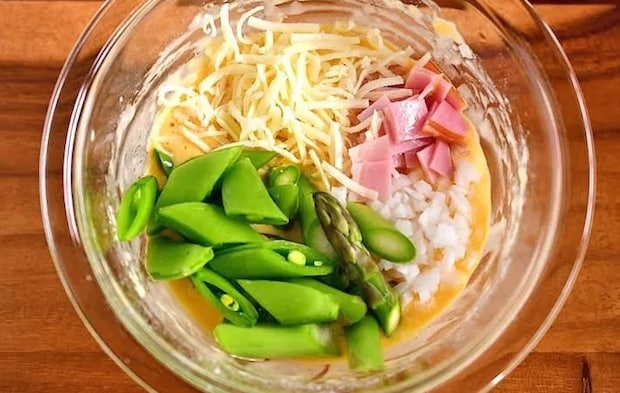 『春野菜のケークサレ』を作る写真（撮影：小泉明代）
