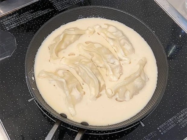 餃子をフライパンに並べ、豆乳を注いだた場面（撮影：grapeフード編集部）