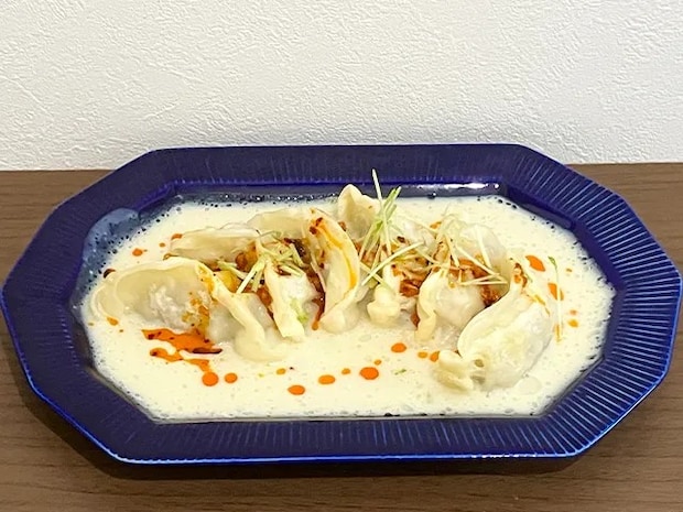『豆乳ラー油餃子』が完成した場面（撮影：grapeフード編集部）