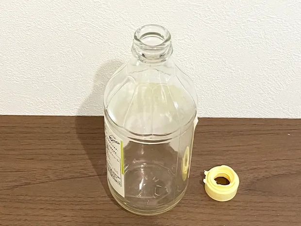 瓶と蓋を分けた場面（撮影：grapeライフハック編集部）