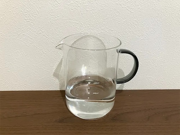お湯を耐熱容器に注いだ場面（撮影：grapeライフハック編集部）