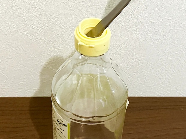調味料ボトルのキャップが取れない…　弱い力でも開けられる方法が？