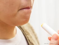 リップクリームを塗る方向は縦？横？　薬局チェーンの回答は…