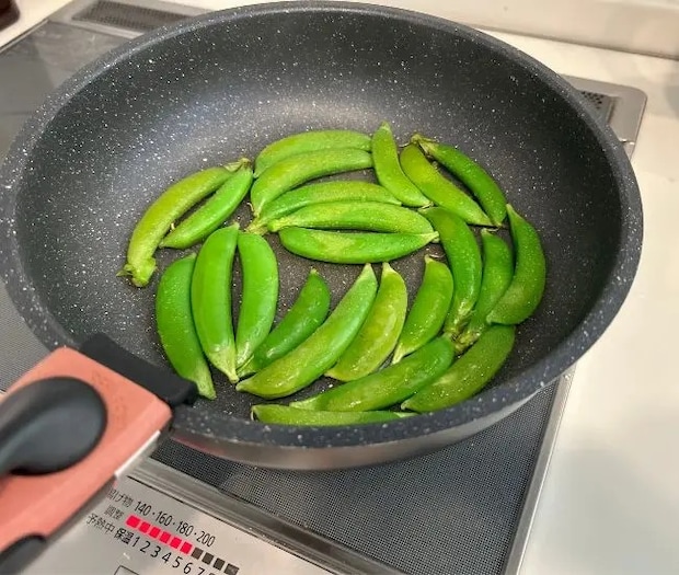 フライパンを揺らして水分を飛ばしている様子（撮影：grapeフード編集部）