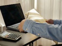 机に散らかるカギと郵便物　100均グッズを使った解決策に「その発想はなかった！」【DIY4選】