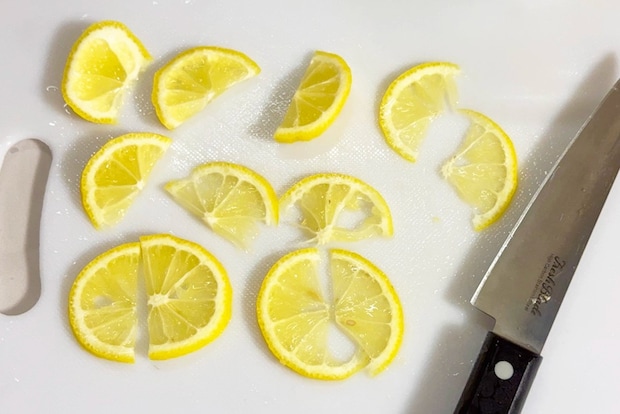 レモンを切る写真（撮影：grapeフード編集部）