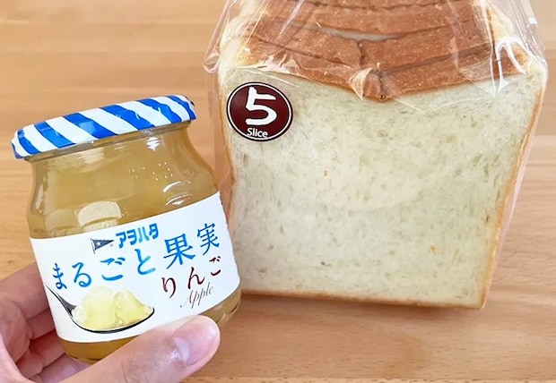アヲハタ『まるごと果実りんご』と食パンの写真（撮影：grapeフード編集部）