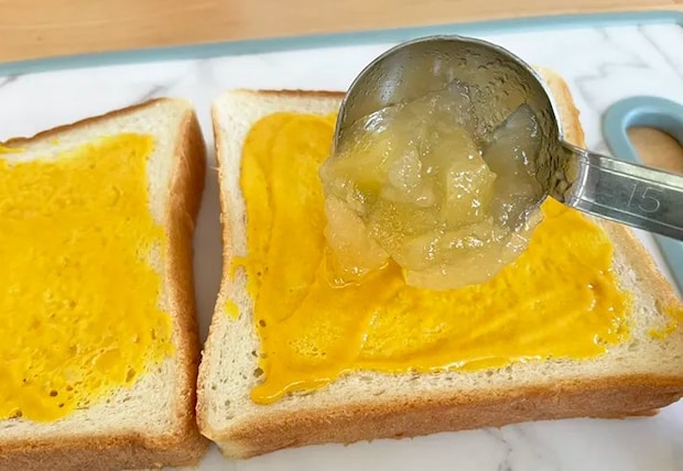マスタードとりんごジャムを塗った食パンの写真（撮影：grapeフード編集部）