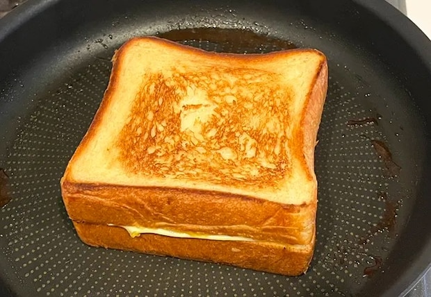両面が焼けた食パンの写真（撮影：grapeフード編集部）