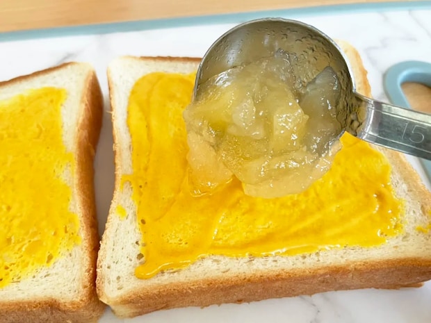 塗ったら挟んで焼くだけ！　手軽な食パンアレンジに、家族が「オシャレ」「また作って！」【りんごジャム活用】