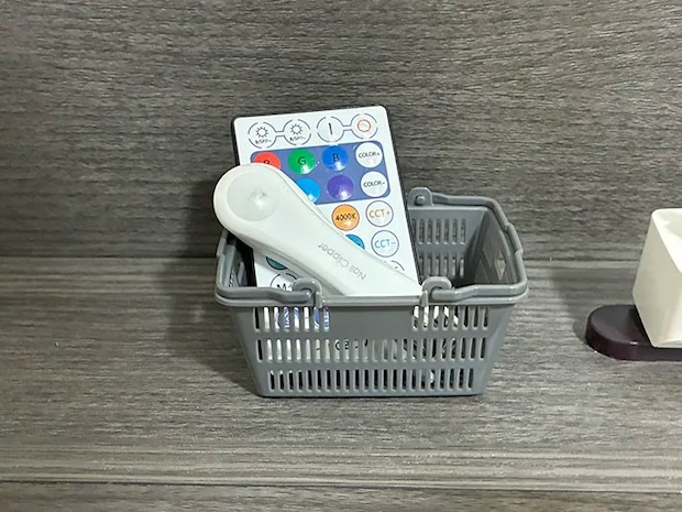 小物を入れた買い物かごのミニチュアの写真（撮影：grapeライフハック編集部）