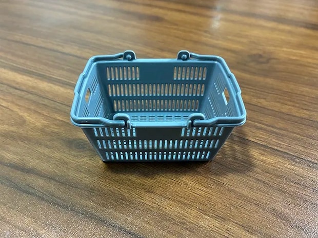 机の上に置かれた買い物かごのミニチュアの写真（撮影：grapeライフハック編集部）