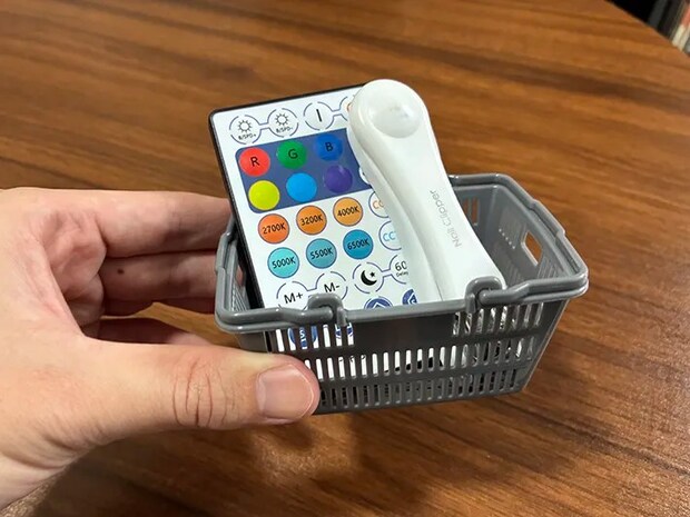 小物を入れた買い物かごのミニチュアの写真（撮影：grapeライフハック編集部）