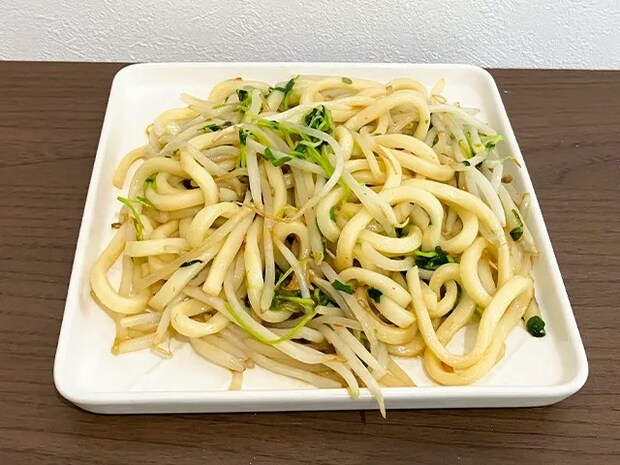 『チャーハン風焼うどん』が完成した場面（撮影：grapeフード編集部）