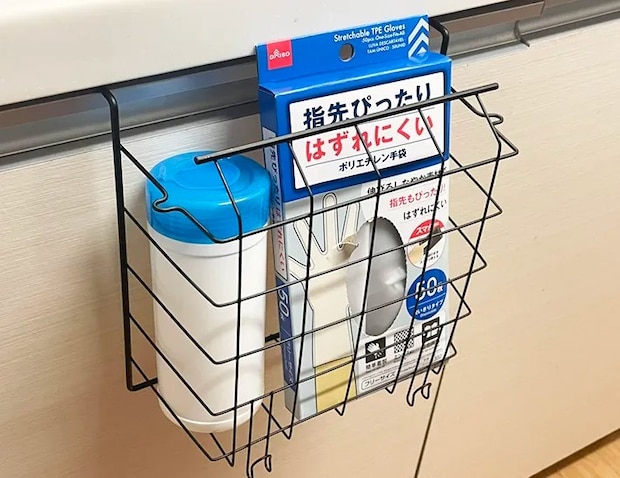 縦に設置したラックに掃除グッズを入れた写真（撮影：grapeライフハック編集部）