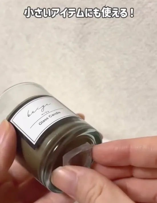 カットした耐震マットを小物に貼っている様子