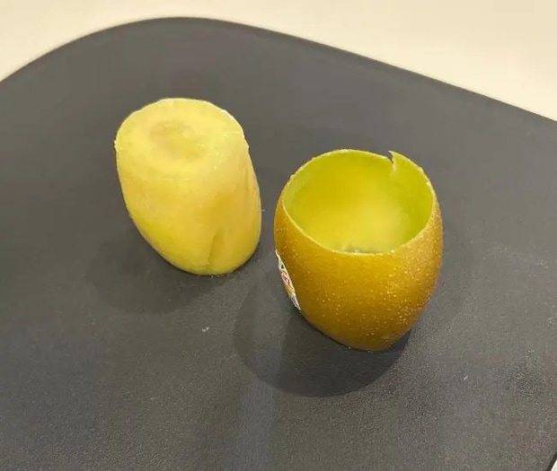 皮から取り出したキウイの実（撮影：grapeフード編集部）