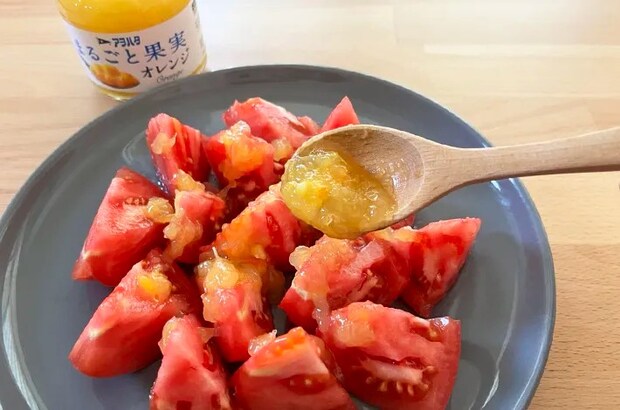 『まるごと果実オレンジ』をかけたトマトの写真（撮影：grapeフード編集部）