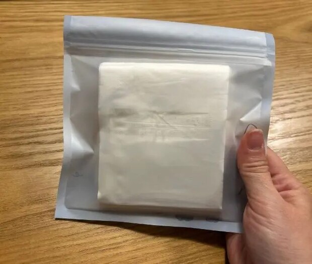 チャックつき保存袋にカットしたティッシュを入れている様子（撮影：grapeライフハック編集部）