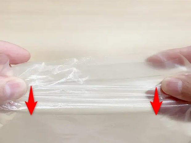 ポリ袋の表面を親指で下にスライドした画像（撮影：grapeライフハック編集部）