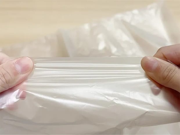 大きいゴミ袋を手に持っている画像（撮影：grapeライフハック編集部）