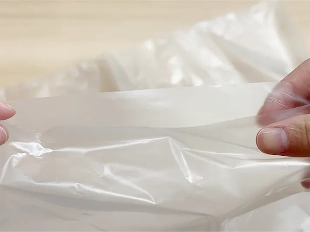 大きいゴミ袋を手に持っている画像（撮影：grapeライフハック編集部）