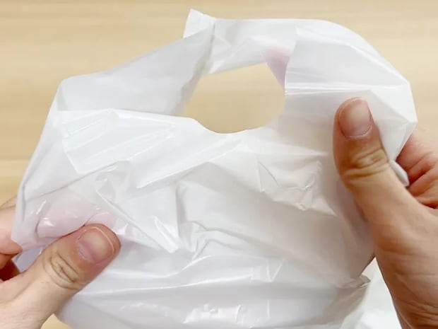 レジ袋の端を開けている画像（撮影：grapeライフハック編集部）
