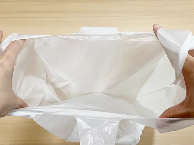 レジ袋を開いている画像（撮影：grapeライフハック編集部）