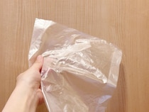 道具不要！　手が乾燥している状態でポリ袋を開く裏ワザ　「5秒でできた」