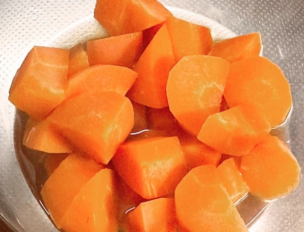 乱切りにしたニンジン（撮影：grapeフード編集部）