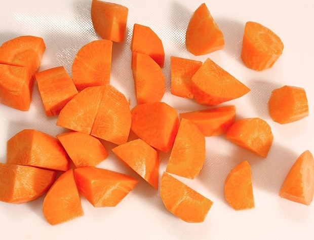 乱切りにしたニンジン（撮影：grapeフード編集部）