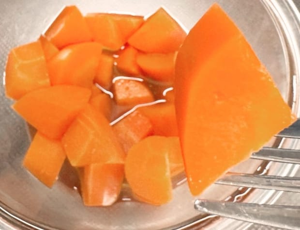乱切りにしたニンジン（撮影：grapeフード編集部）