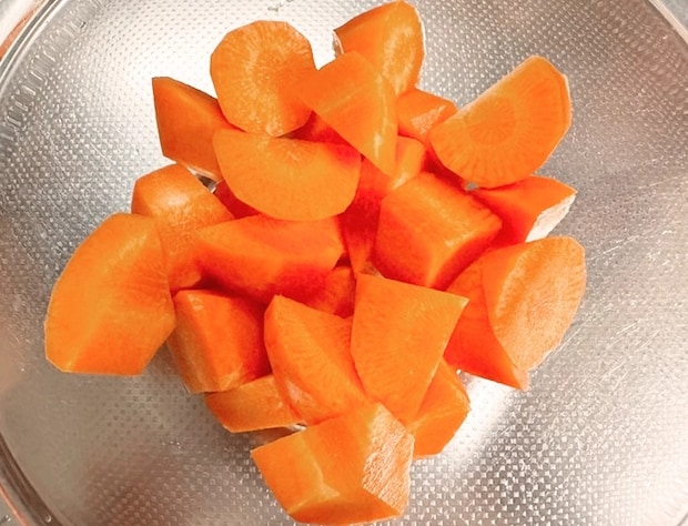 乱切りにしたニンジン（撮影：grapeフード編集部）