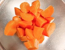 【材料2つ】ニンジンを「乱切り」にするだけ！　レンジで作るズボラレシピ