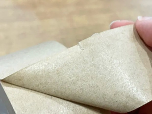 クラフトテープに切れ込みを入れた写真（撮影：grapeライフハック編集部）