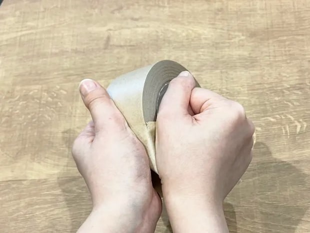 クラフトテープを切ろうとする写真（撮影：grapeライフハック編集部）