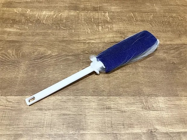 水切りネットを被せたモップを机に置いた場面（撮影：grapeライフハック編集部）