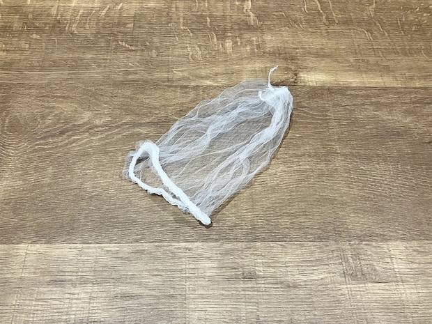 ハンディモップに被せたのは? 網目でホコリをキャッチして捨てるだけの掃除ワザ