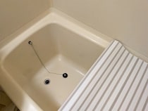 浴槽にある排水栓、使わない時は開けておく？閉めておく？　リクシルに聞いた「正解」は…